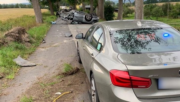 Policyjny pościg za SUV-em Audi zakończony na drzewie [Nagranie]