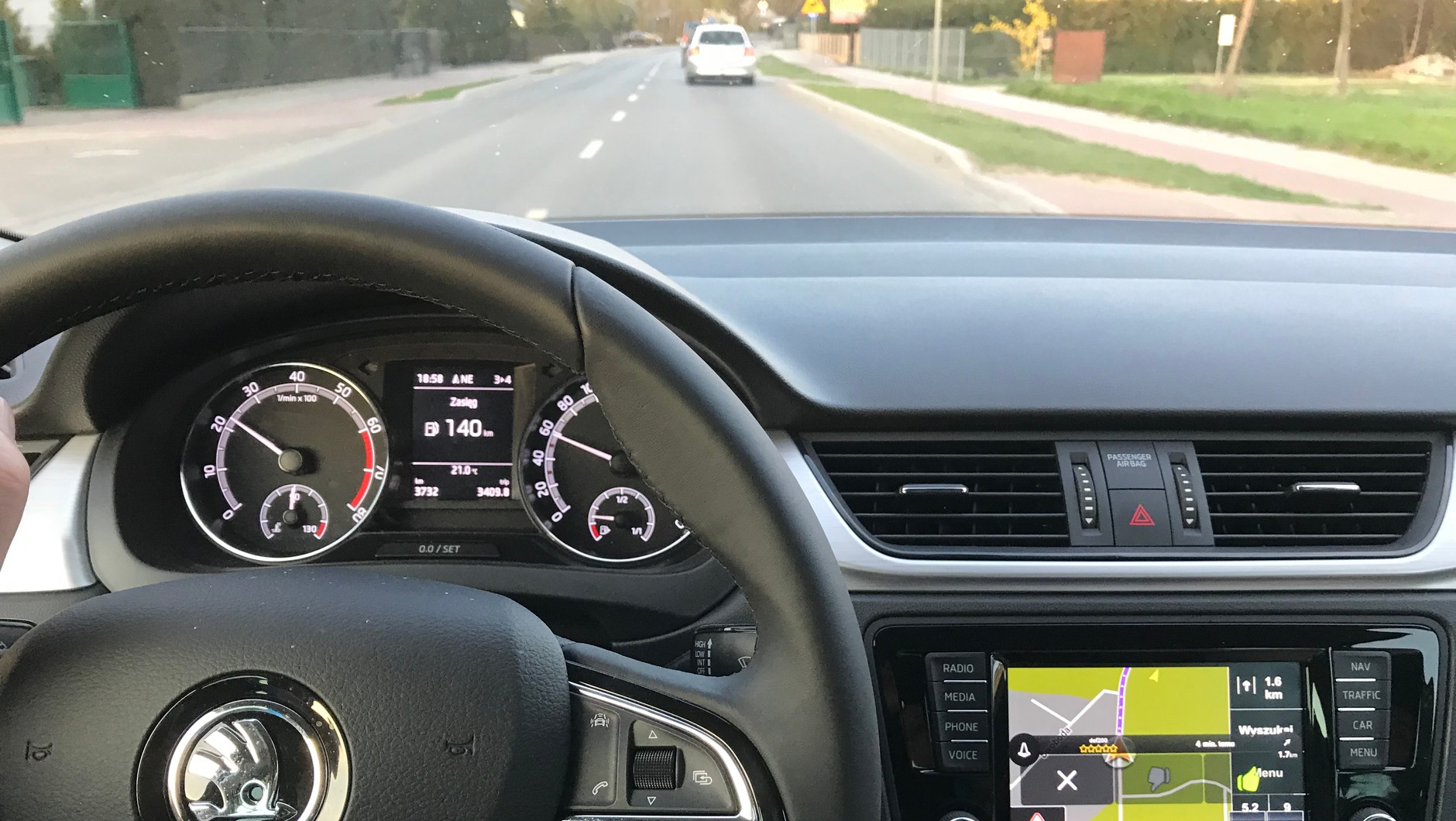 Skoda Rapid 1.0 TSI 95 KM - udało nam się uzyskać ostrzeżenia z Yanosika wyświetlane na ekranie fabrycznego radia