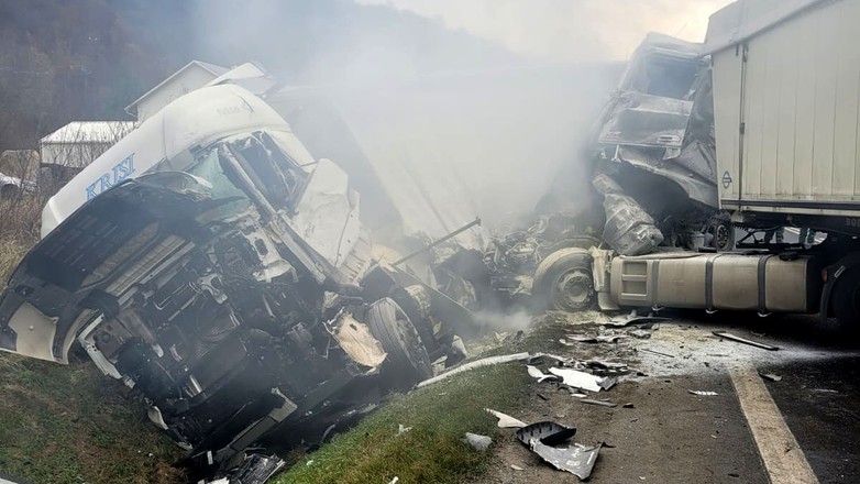 Zderzenie czołowe ciężarówek na DK19