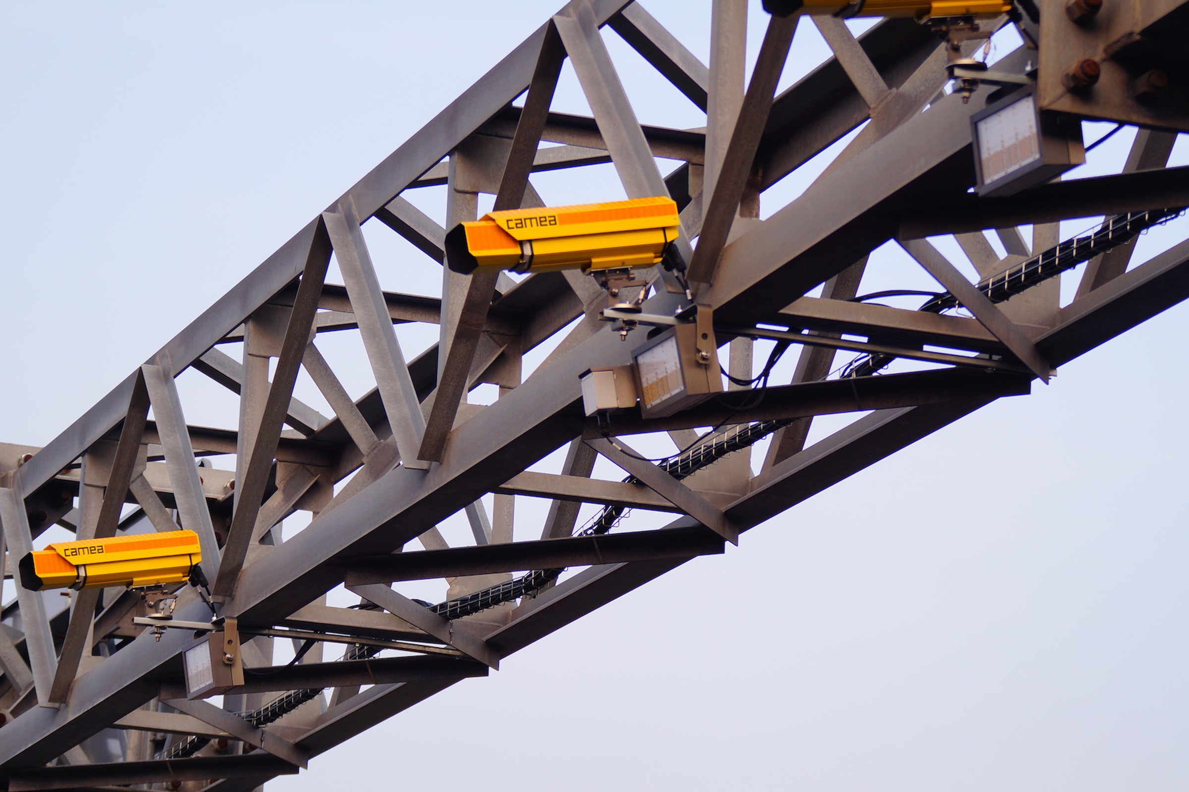 OPP na S8 i S2 pod Warszawą straszą tablicami, ale czy mierzą? Trzeba uważać