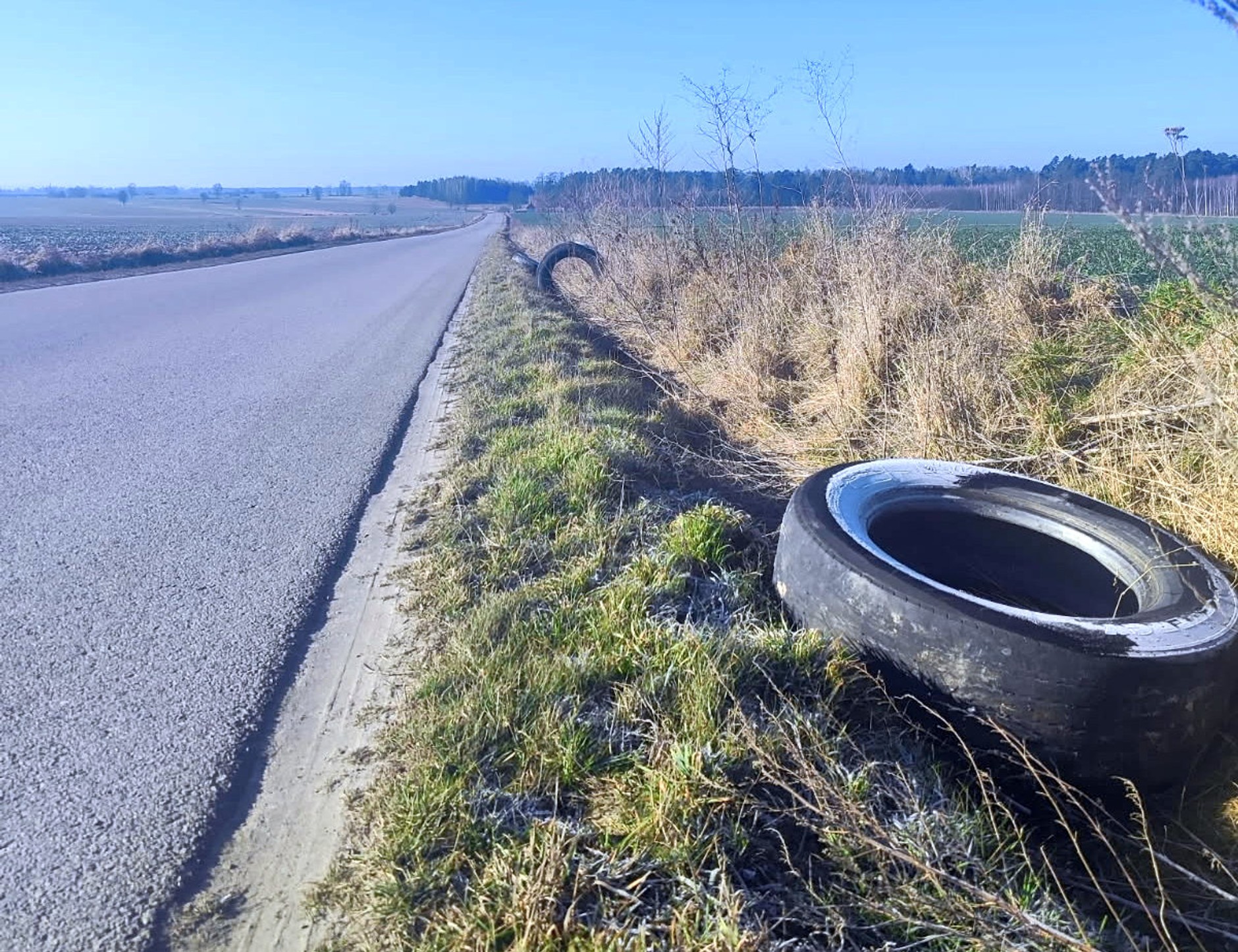 Ktoś masowo wyrzuca stare opony przy drogach