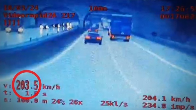 Pędził ponad dwieście "ekspresówką". Policjanci przerwali szaleńczą jazdę