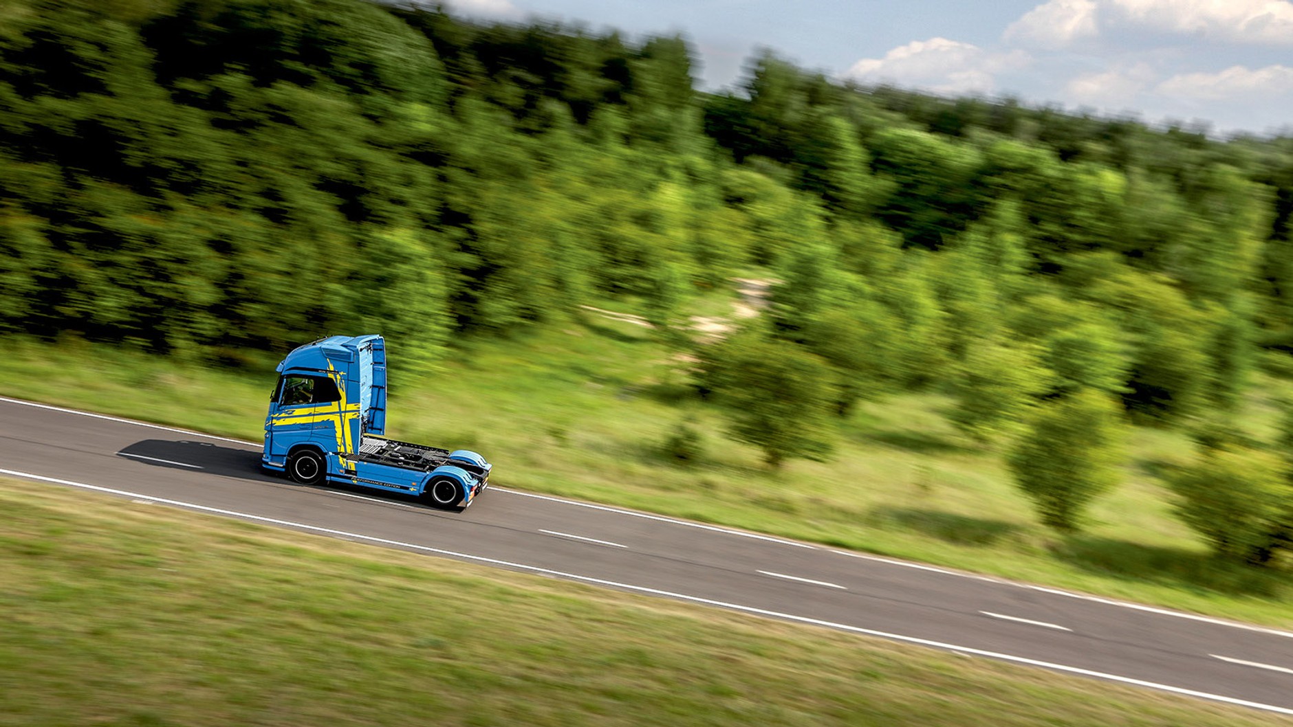 Volvo S60 Polestar vs Volvo FH 540 Performance Edition