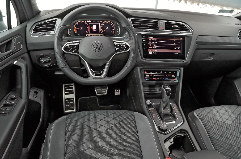 Gdyby nie te przyciski na kierownicy i panelu klimatyzacji, obsługę Tiguana II określilibyśmy jako intuicyjną