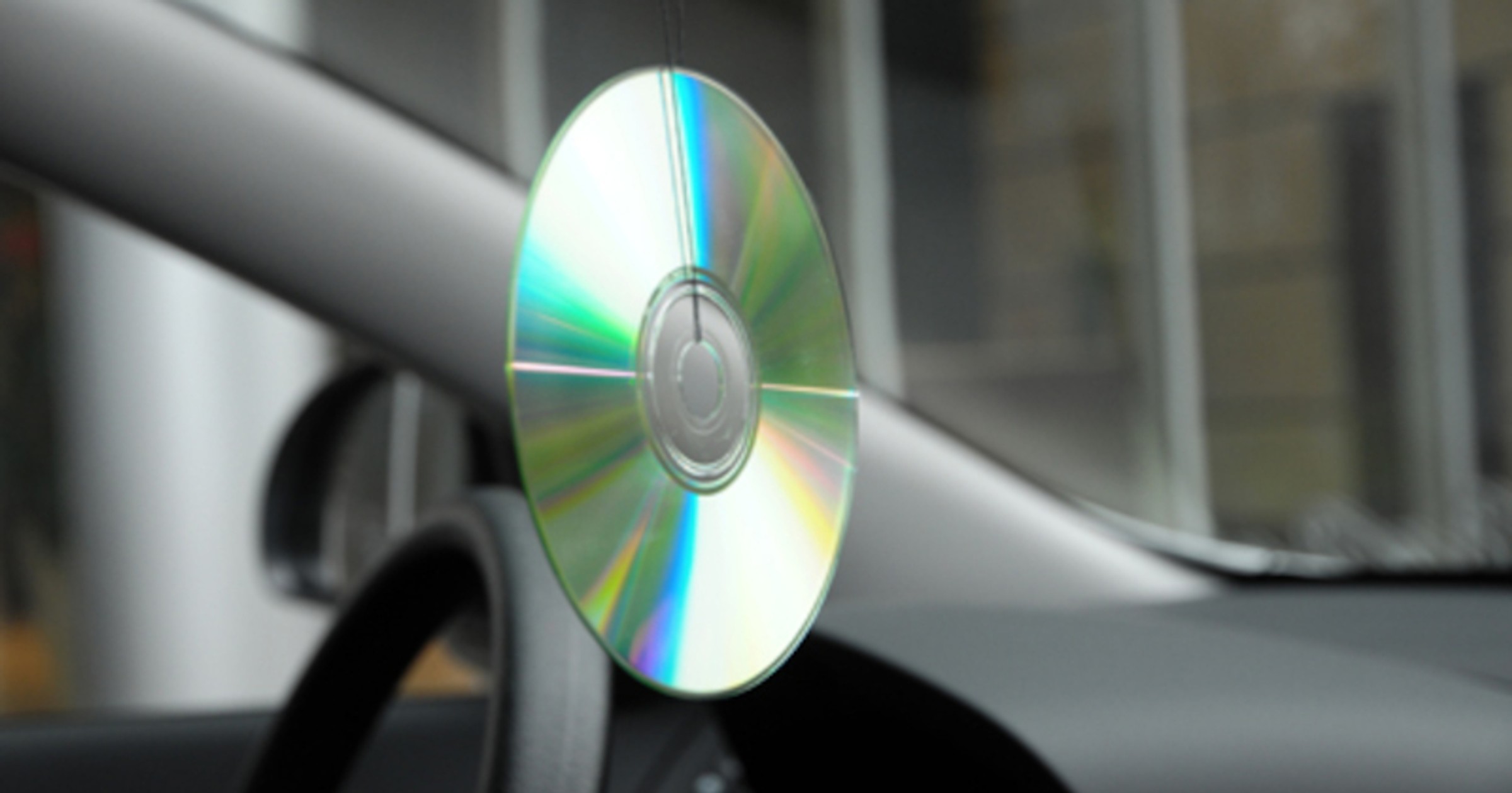 Płyta CD pod lusterkiem