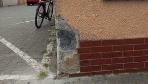 Kierowca BMW driftował pod sklepem. Uszkodził róg budynku...