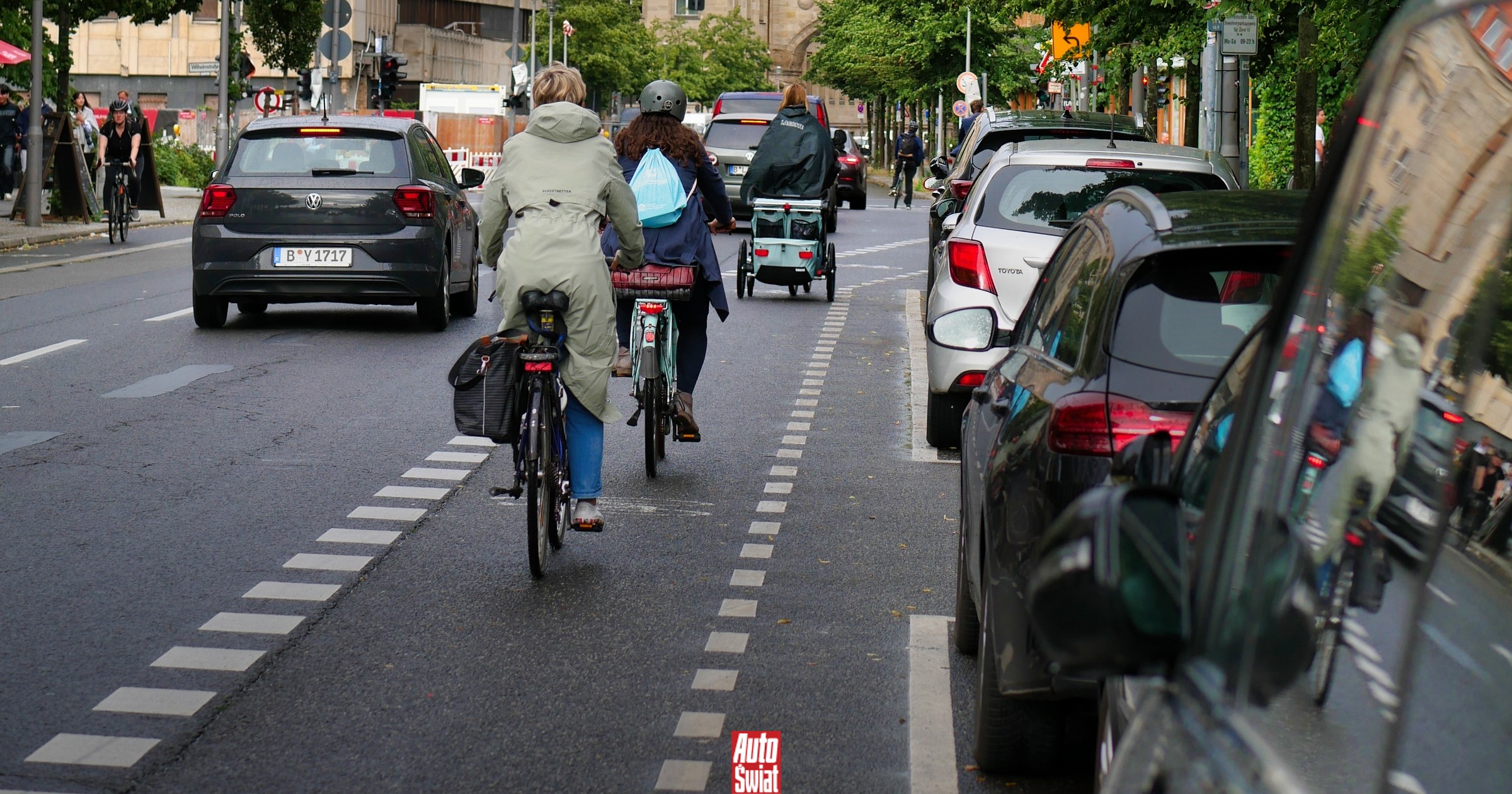 Rowerzysta wjechał w samochód częściowo stojący na drodze dla rowerów. Zaskakujący wyrok sądu