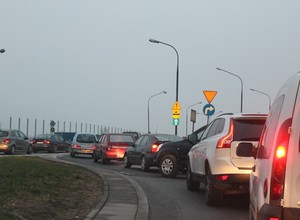 Ile tracimy w korkach? Całe urlopy!