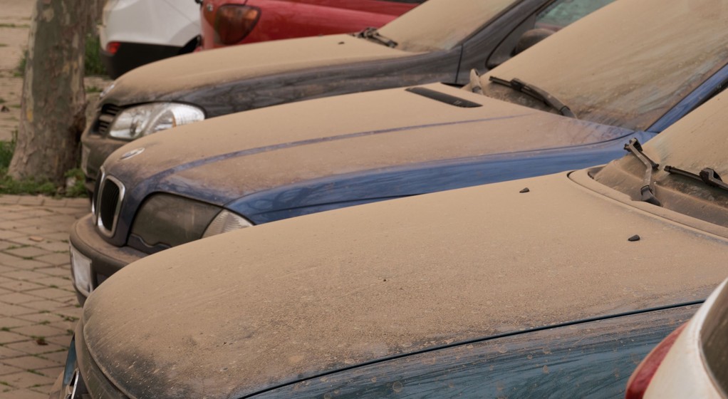 Pył saharyjski na samochodach