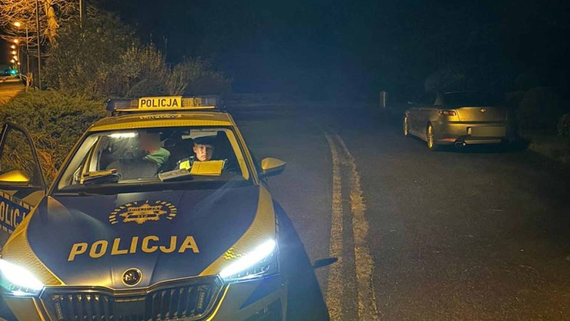 Obraz pochodzący z serwisu https://boleslawiec.policja.gov.pl/dbl/aktualnosci/bieza/117529,Pijany-kierowca-chcial-przekupic-policjantow-zostal-zatrzymany-Za-wreczenie-lapo.html