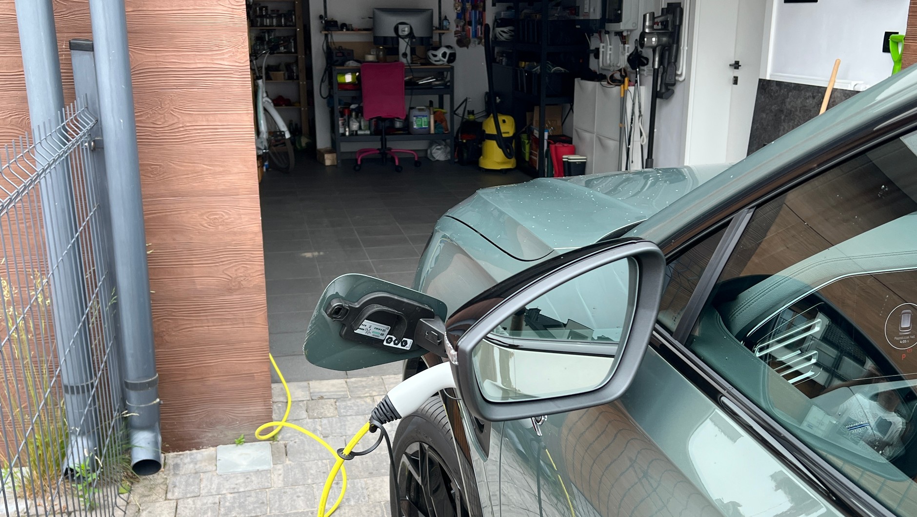 Ładowanie hybrydy plug-in przypomina ładowanie smartfona — wystarczy podłączyć kabel