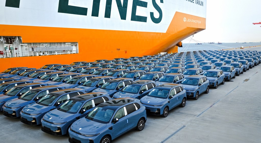 Chińskie auta Leapmotor B10 podczas załadunku na statek płynący do Europy