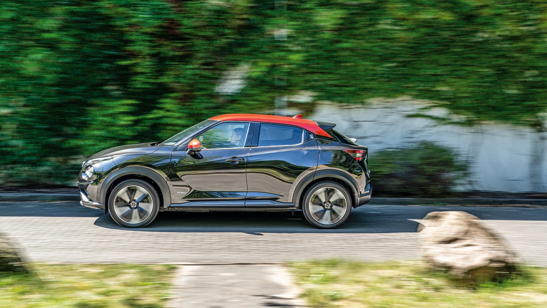 Nissan Juke też może się pochwalić sportowym prowadzeniem, ale dynamika napędu nie jest tak wysoka, jak w Fordzie.