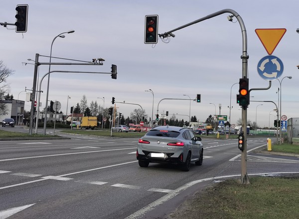 Wolisz mieć rozbite auto czy dostać 30 punktów karnych? Na tym skrzyżowaniu możesz wybierać
