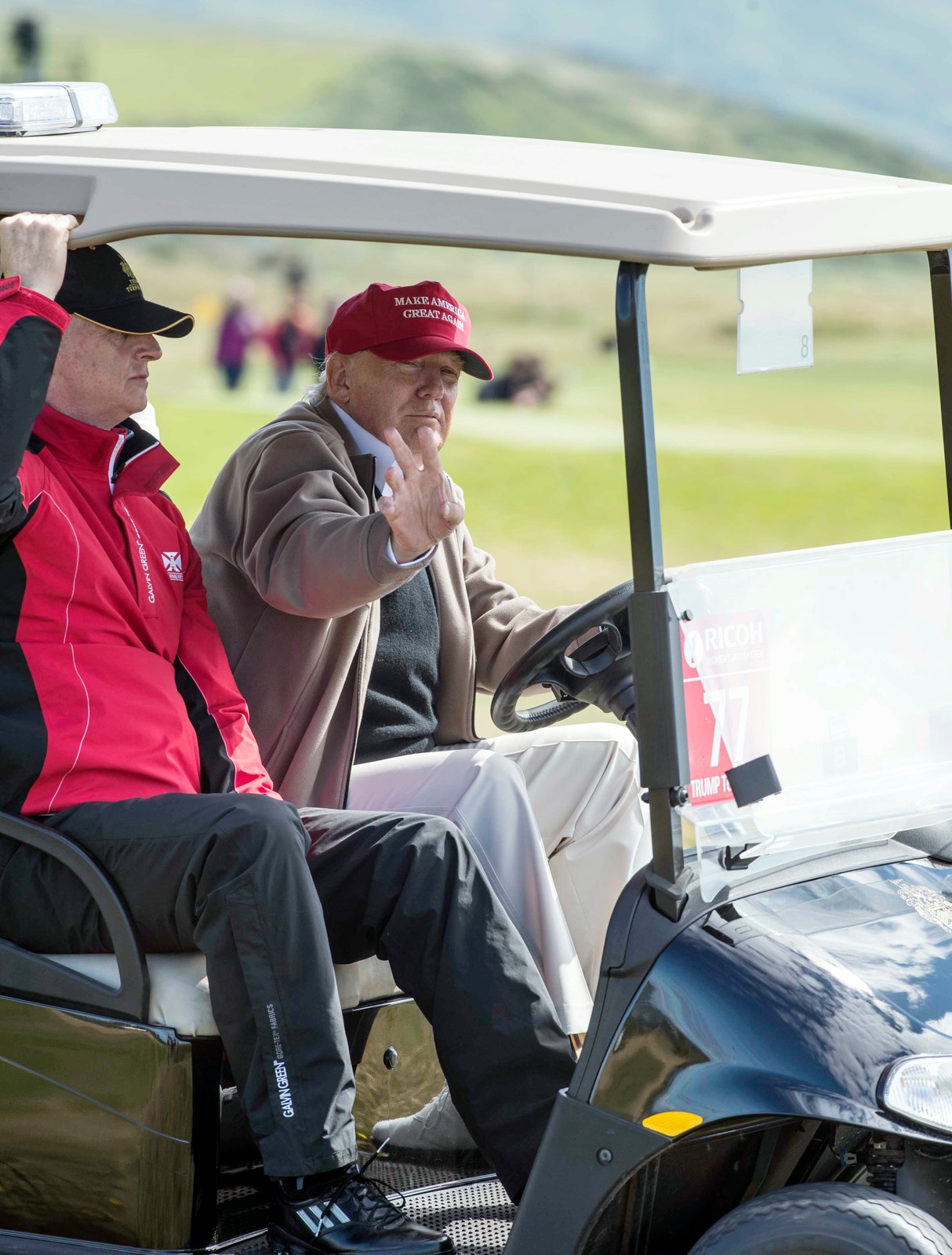 Jeśli Donald Trump będzie chciał usiąść za kierownicą, to... może się przejechać wózkiem golfowym.