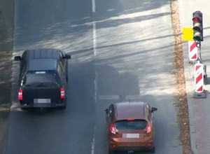Policyjny dron nad mostem uchwycił "cwaniactwo" kierowców. Efekt? 44 mandaty