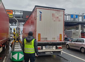 Zablokowano zagraniczną ciężarówkę na A4. Pod bramki wezwano służby