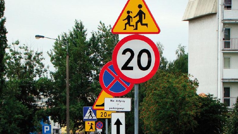 Na krótkim odcinku drogi zarządca umieścił sześć różnych znaków