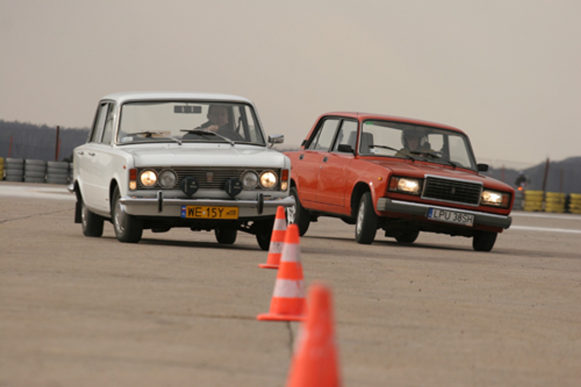 "Duży" Fiat 1.3 kontra Łada 2107 1.3 - Klasyki PRL-u w teście mistrza