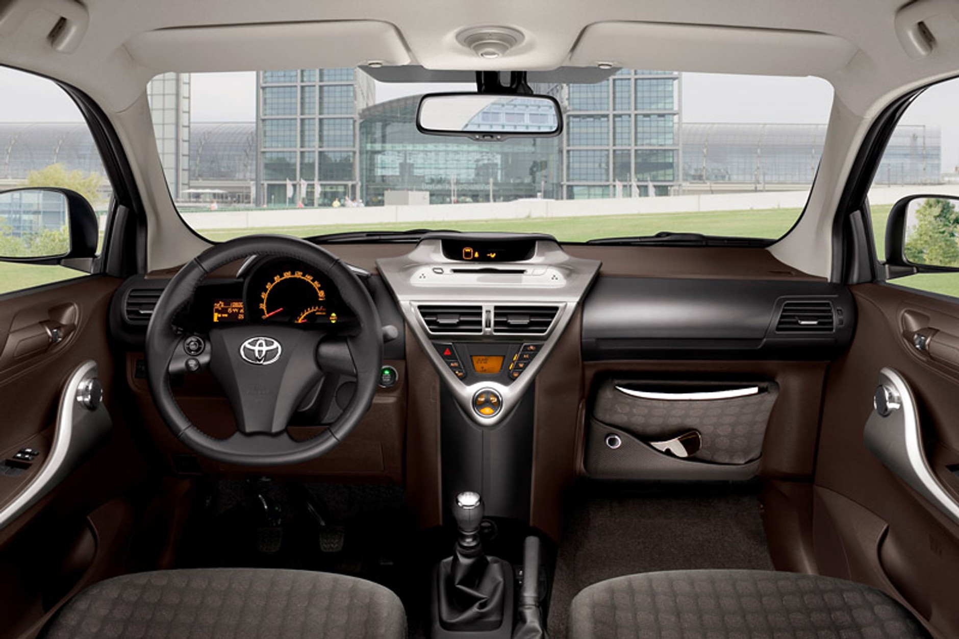 Paryż 2008: Toyota iQ – pierwsze informacje i fotografie wersji seryjnej