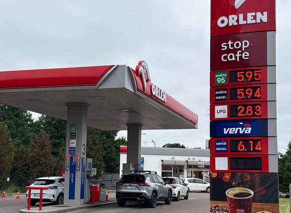 Lepiej zatankujcie, bo będzie drożej. Po ataku na Iran ceny ropy szaleją