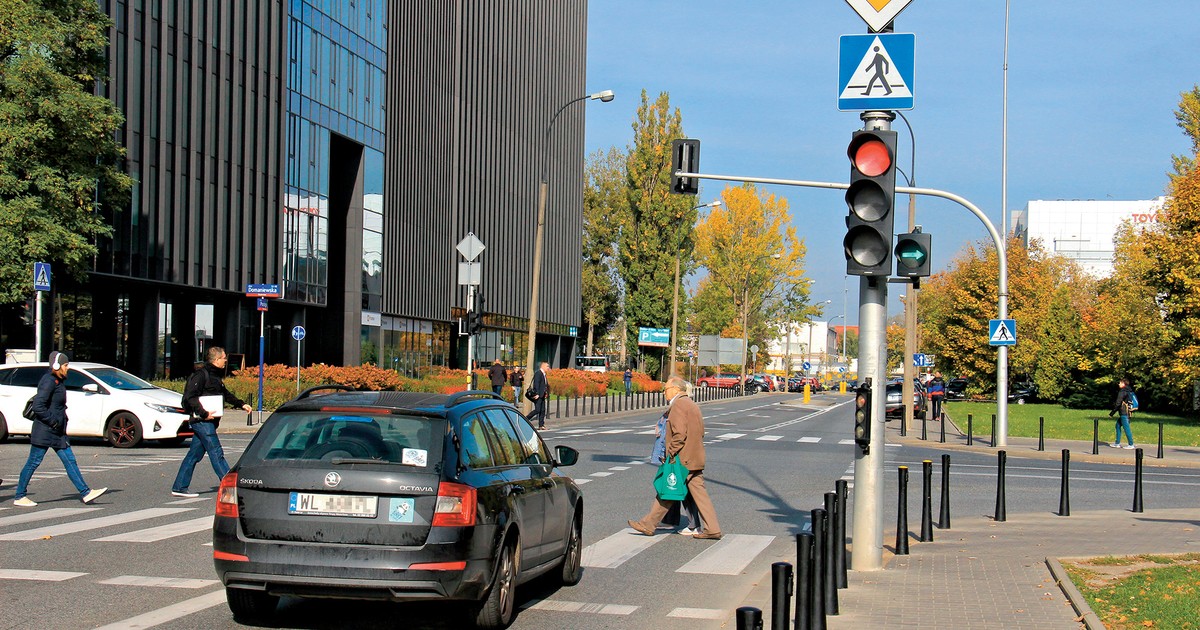 Zatrzymać należy się PRZED sygnalizatorem, co często oznacza: przed linią zatrymania