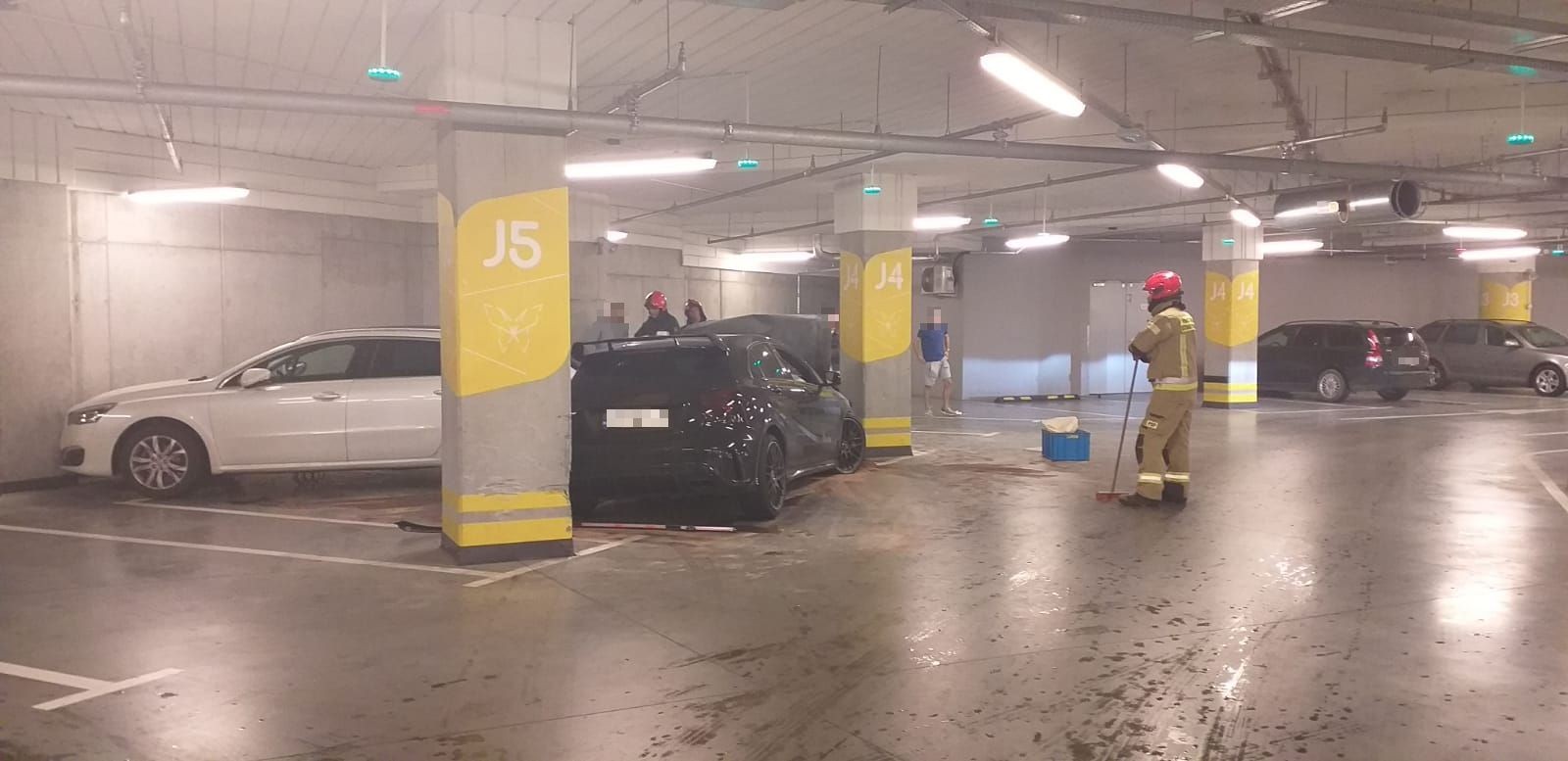 Rozbity Mercedes na parkingu podziemnym