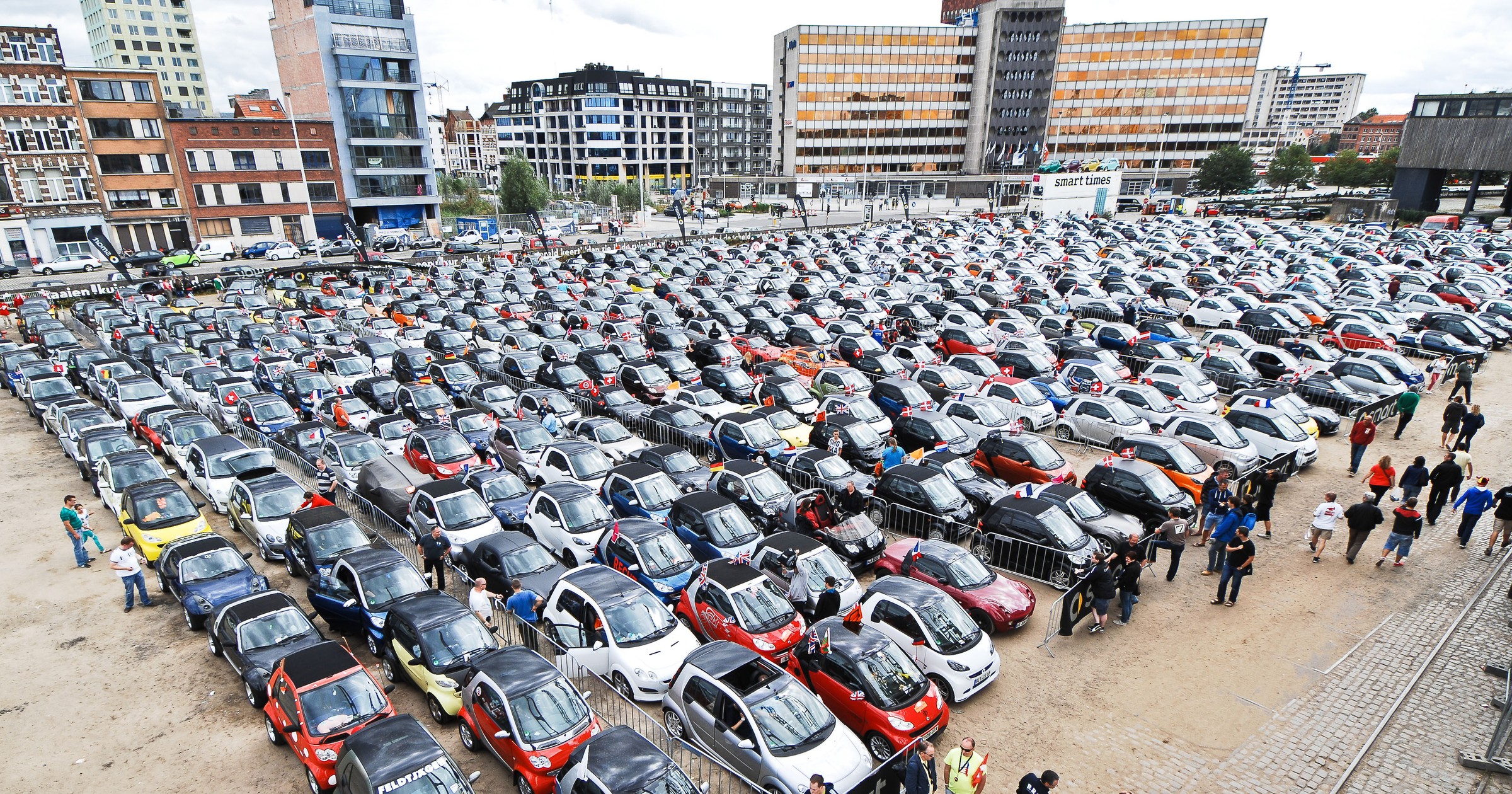 Rekordowa parada Smartów w Belgii 