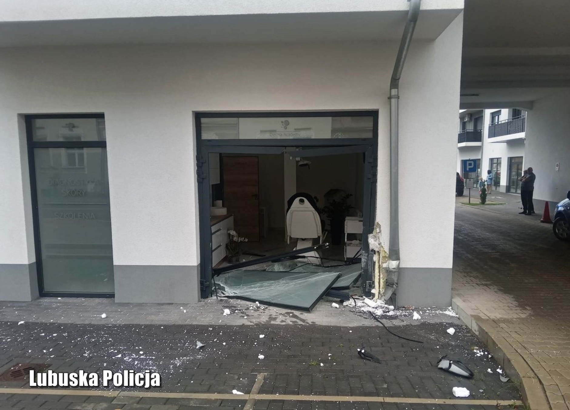 Pijany wjechał do salonu swoim Oplem