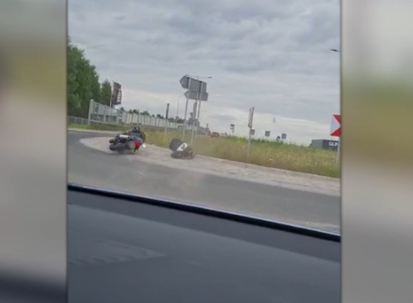 Pościg za motocyklistą. Policjant prosi o posiłki, gdy nagle następuje zwrot akcji [Wideo]