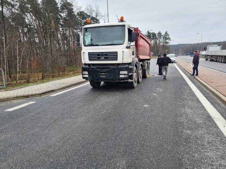 Przeciążył ciężarówkę. Z dokumentów wynikało, że ładował ją podczas jazdy