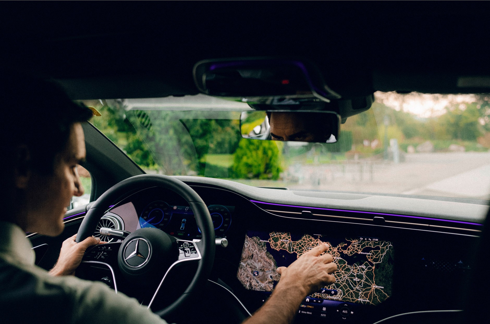 Mercedes EQS i Roger Federer