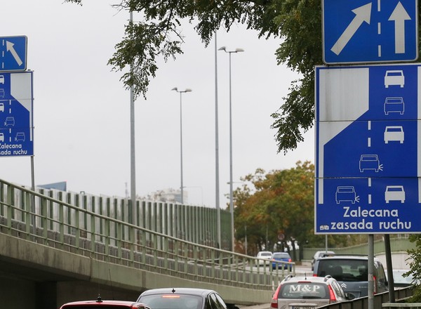 Tego nigdy nie rób przy zmianie pasa ruchu. Mandat to nawet 1000 zł