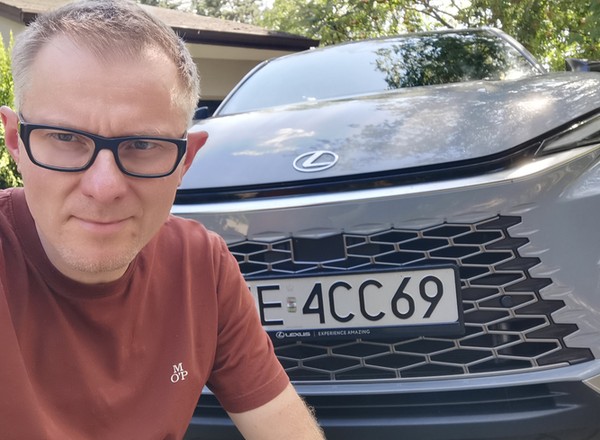 Lexus LBX jest ładnie wykończony, mało pali i dobrze jeździ. Auto dla pań, ale jeździłbym