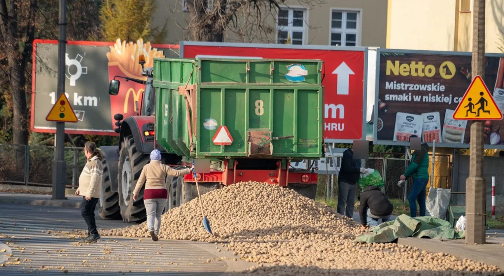 W Oławie na ulicę rozsypała się góra ziemniaków