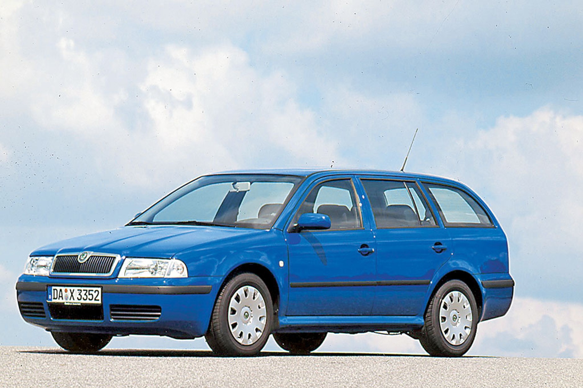 Auto dla rodziny 2+3: 1 000 zł miesięcznie/po roku 12 000 zł