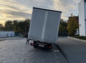 Kaskaderski transport w Niemczech. Auto od razu budziło wątpliwości