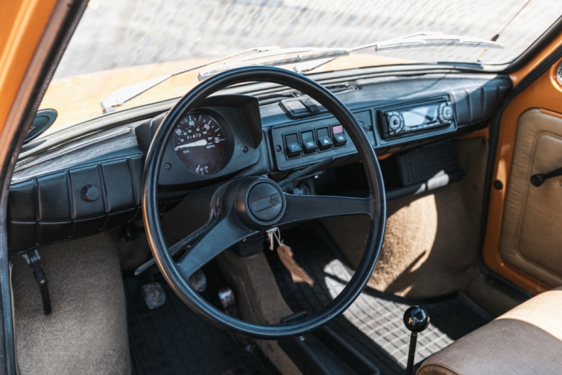 Polski Fiat 126p wystawiony na sprzedaż w renomowanym domu aukcyjnym