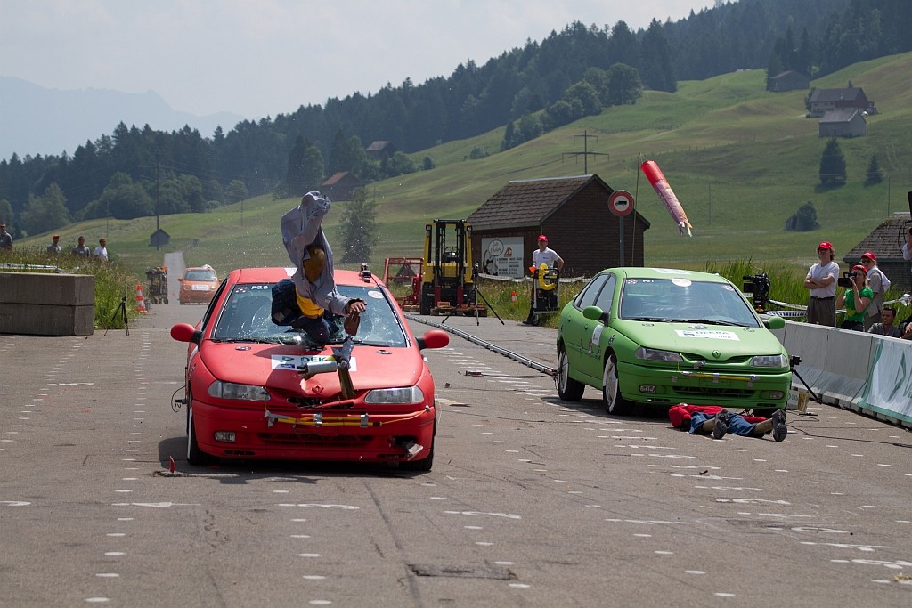 Zobacz jak rowerzysta wyrywa drzwi w samochodzie (wideo)