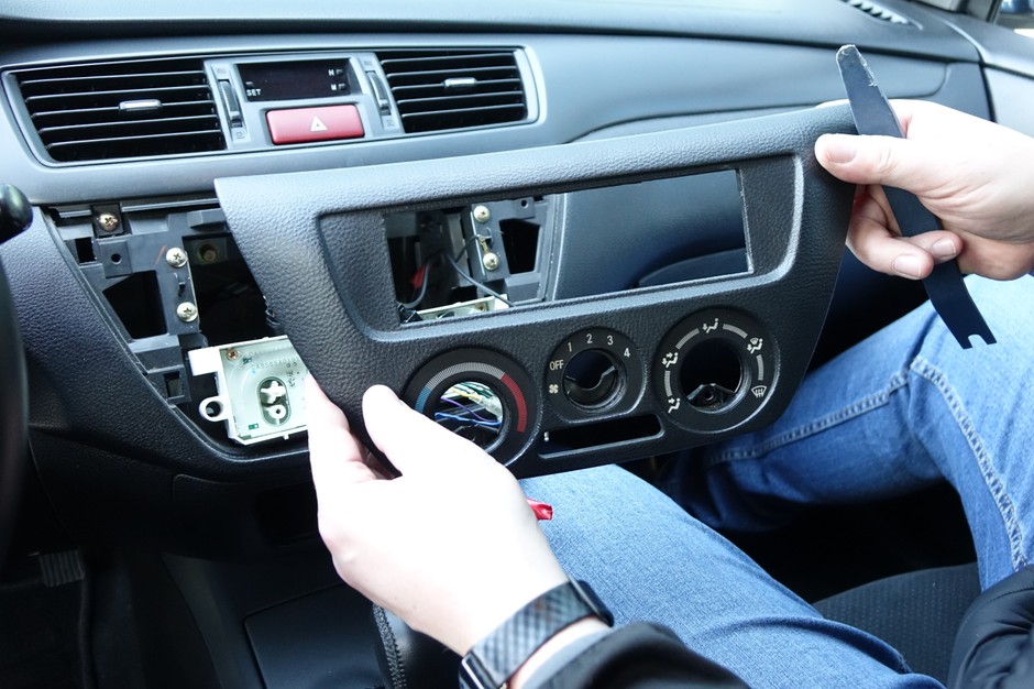 Czy można zamontować większe radio? 2 DIN zamiast 1 DIN