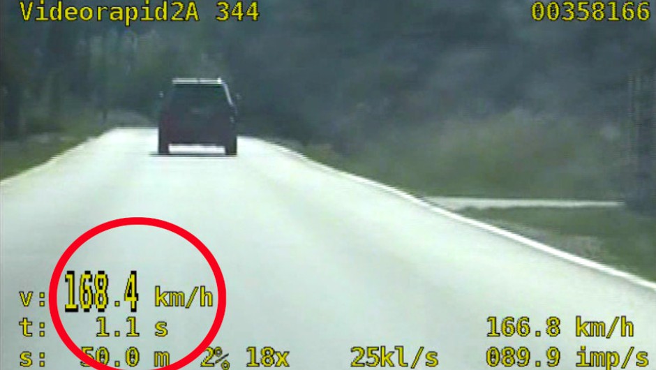 Obraz pochodzący z serwisu https://nowy-sacz.policja.gov.pl/kn/aktualnosci/47363,Jezdnie-pomylil-z-torem-wyscigowym-Zamiast-50-kmh-mial-na-liczniku-az-170-kmh.html