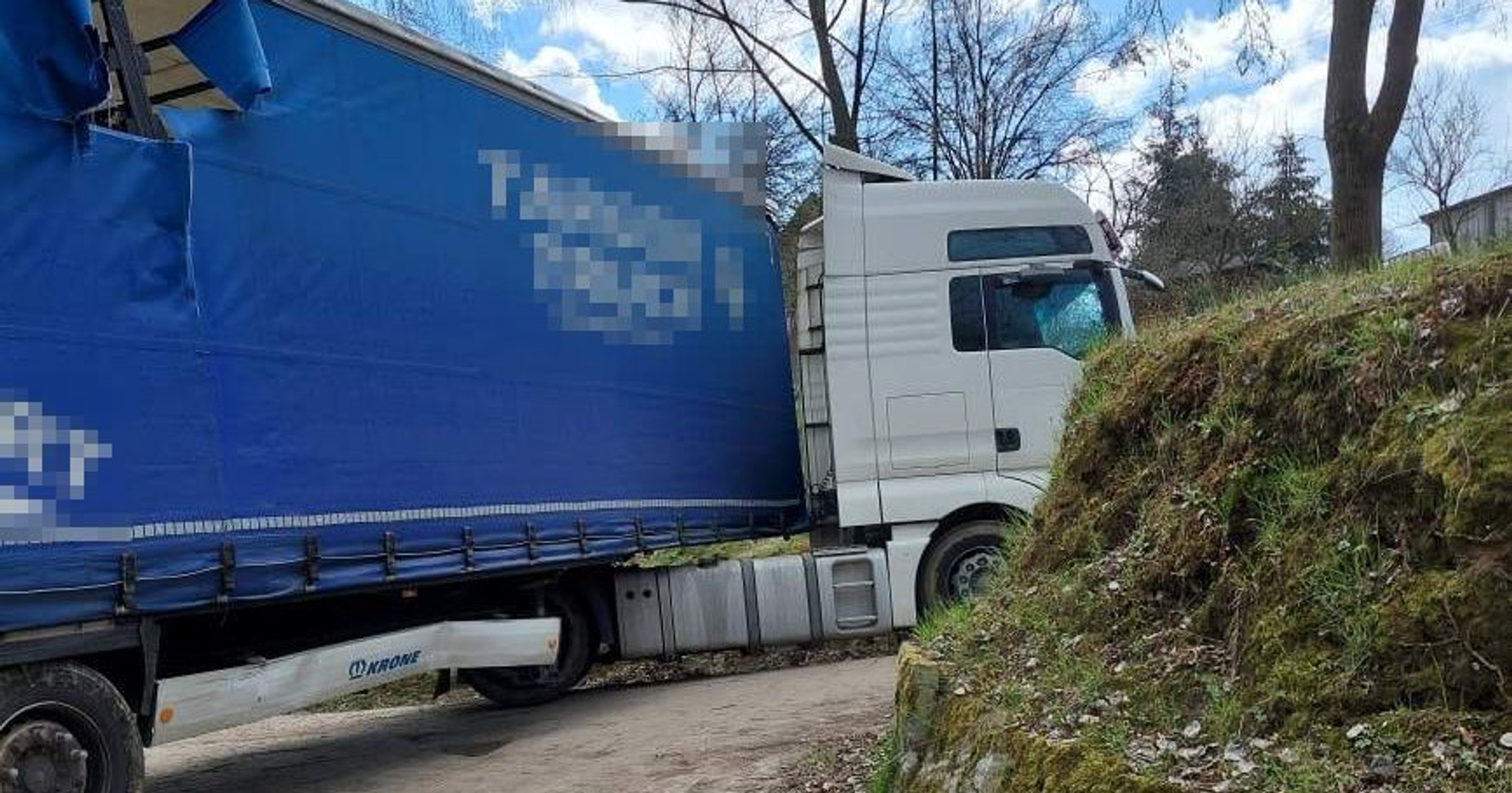 Zaufał nawigacji – uszkodził budynki i zablokował drogę