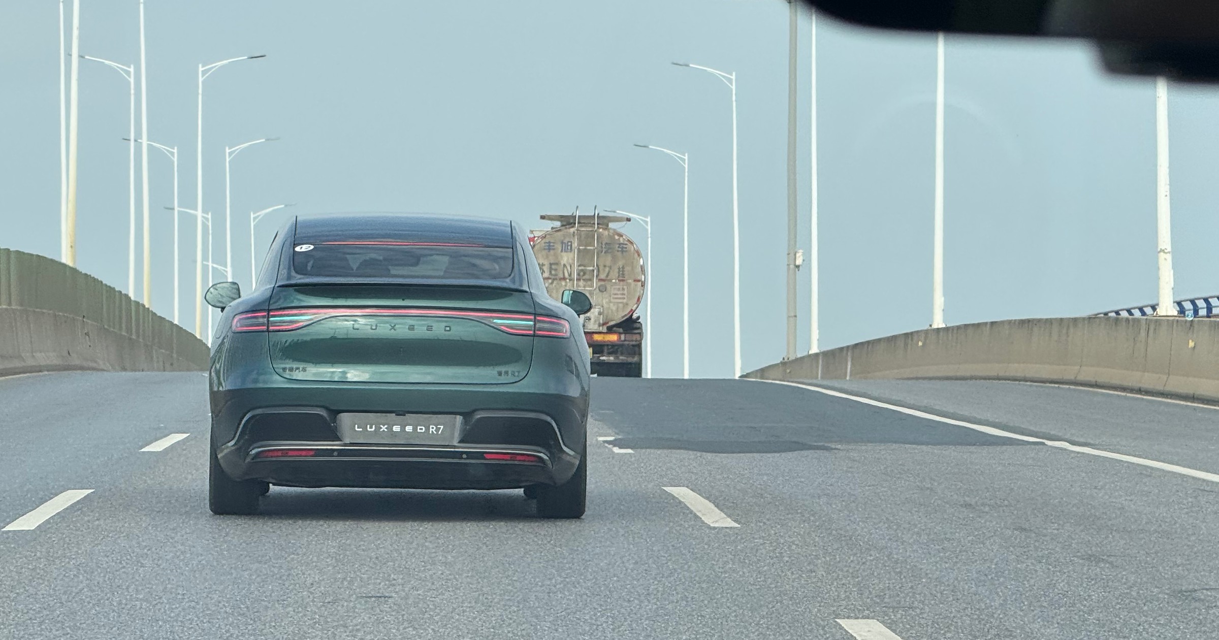 Turkusowe światło w samochodach to nowość, do której kierowcy powinni się zacząć przyzwyczajać