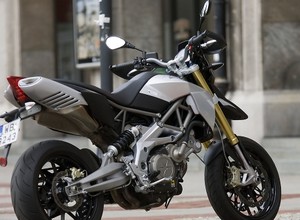 Aprilia Dorsoduro 750: moda na Supermoto