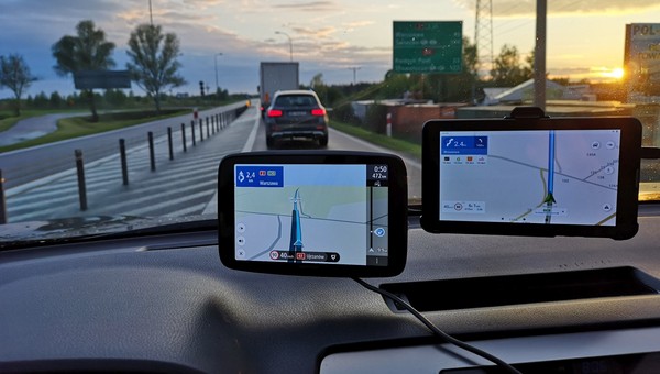 Tablet czy tradycyjna nawigacja? Navitel kontra TomTom