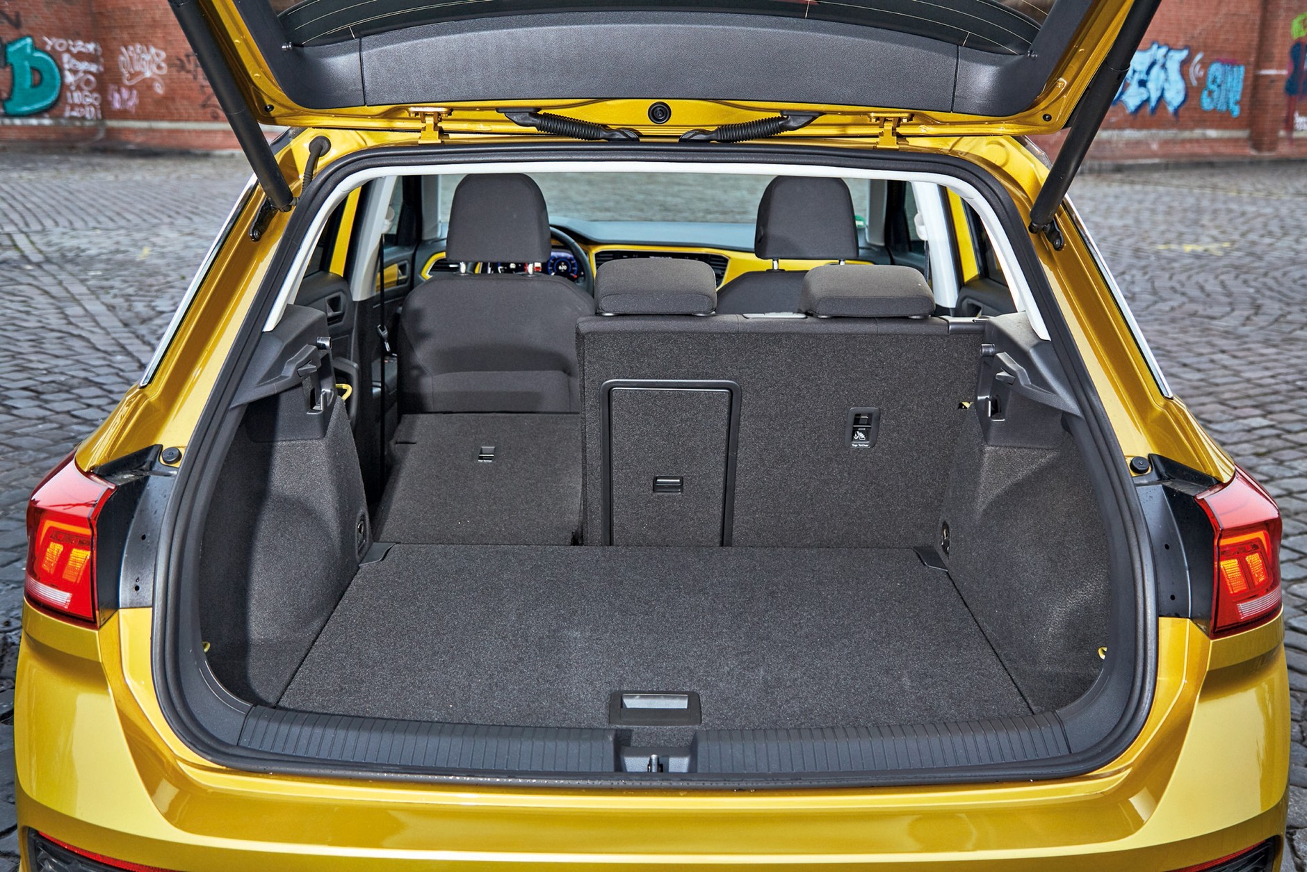 Porównanie 4 par SUV-ów: Mazda, Mitsubishi, Jeep i Volkswagen.