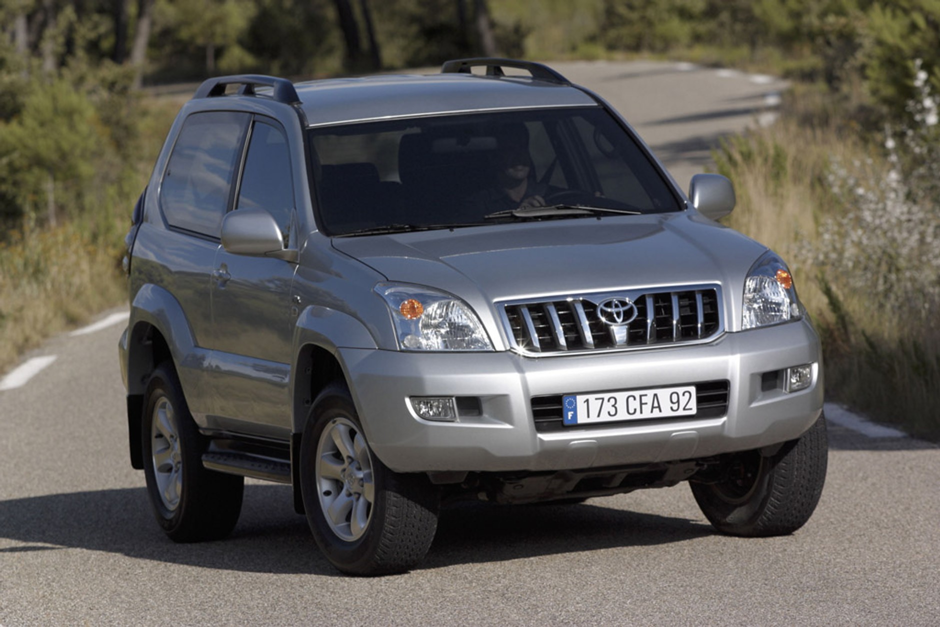 Czy Toyota Land Cruiser 120 ma same zalety?