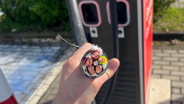Złodzieje nie boją się kraść kabli do ładowarek. To już  prawdziwa plaga.