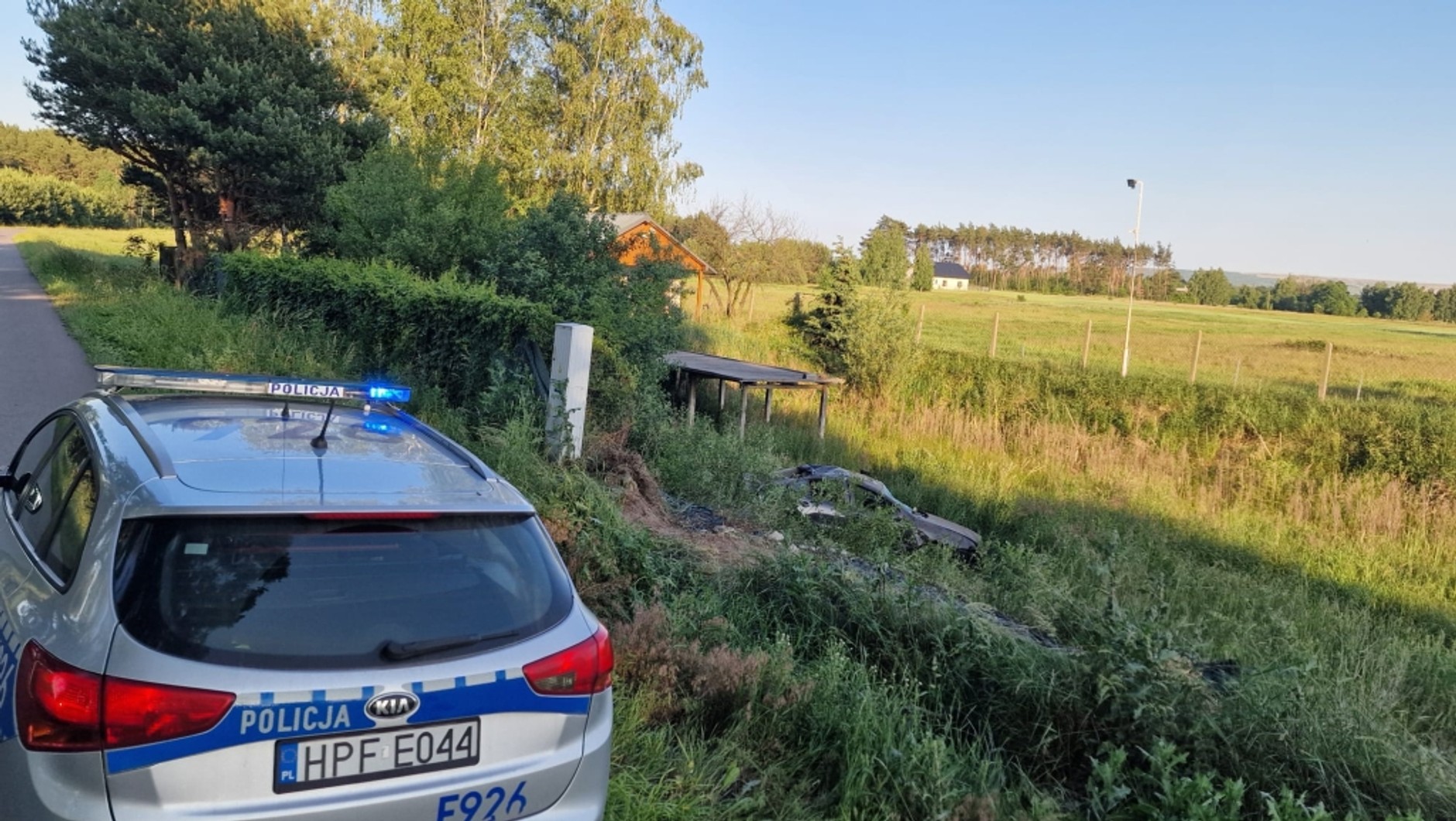Sięgał po telefon. Spadł samochodem z trzymetrowej skarpy do stawu. A potem uciekł
