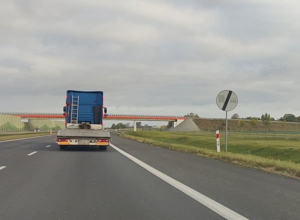 Absurd na A1. Zakaz wyprzedzania się ciężarówek obowiązuje, ale znaków nikt nie usunął